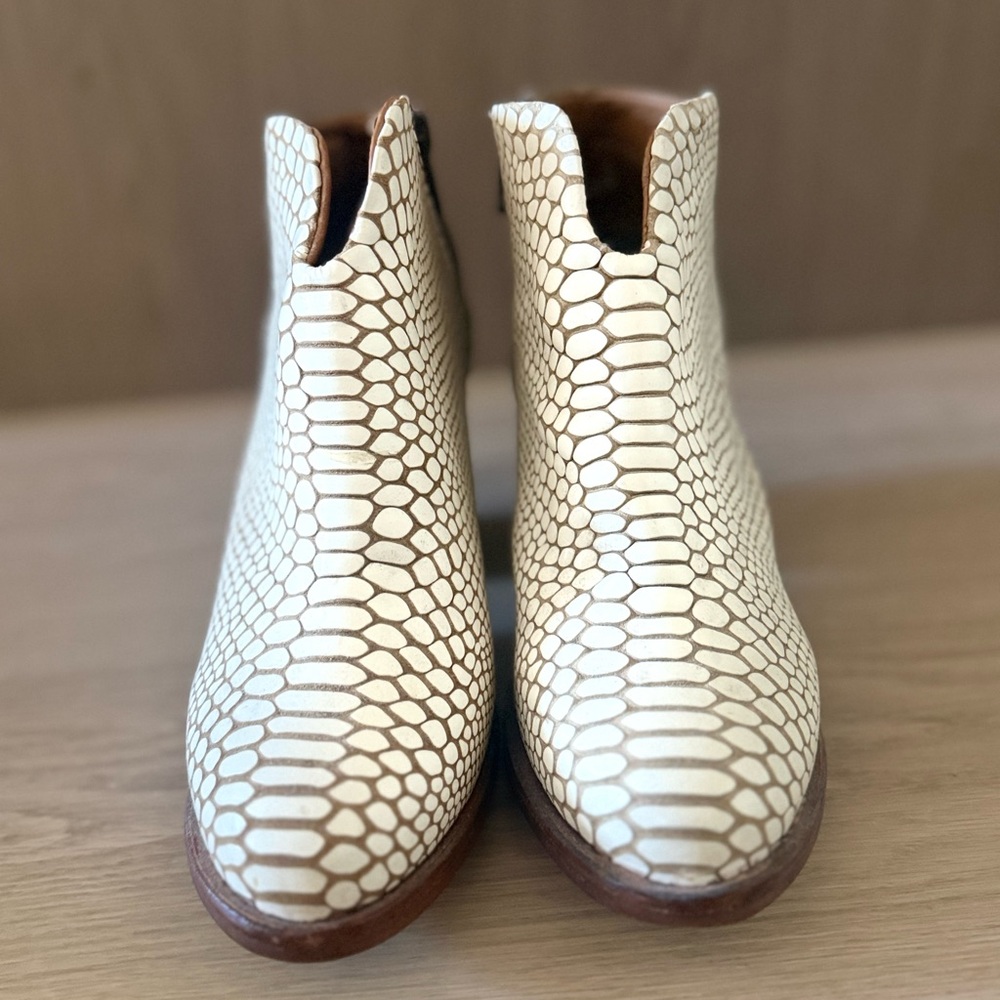 Freebird Detroit White Snake Booties Size 8 NWOT - Picture 2 of 6